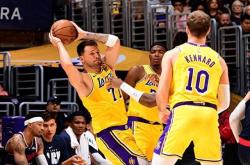 九游- 利拉德71分全场回放免费观看 