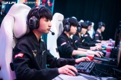 九游-包含Rookie爆冷击败老鹰，惊险取胜引爆全场！的词条